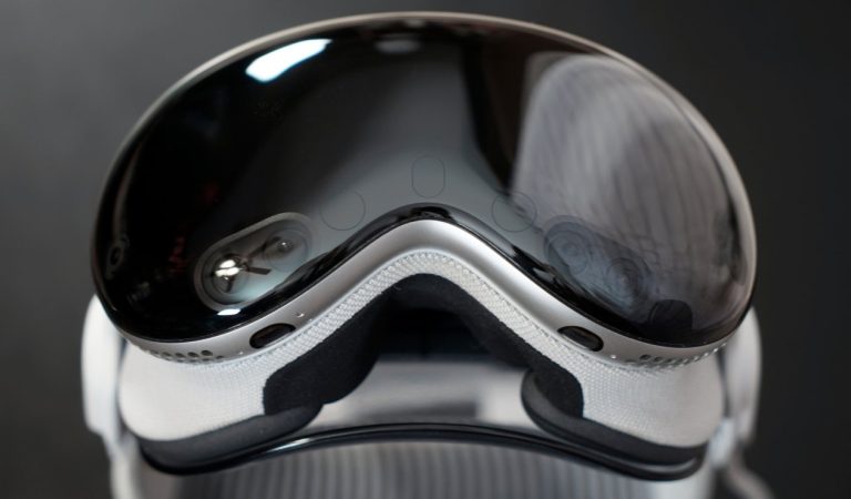 Apple Smart Glasses: Shifting Focus from Vision Pro